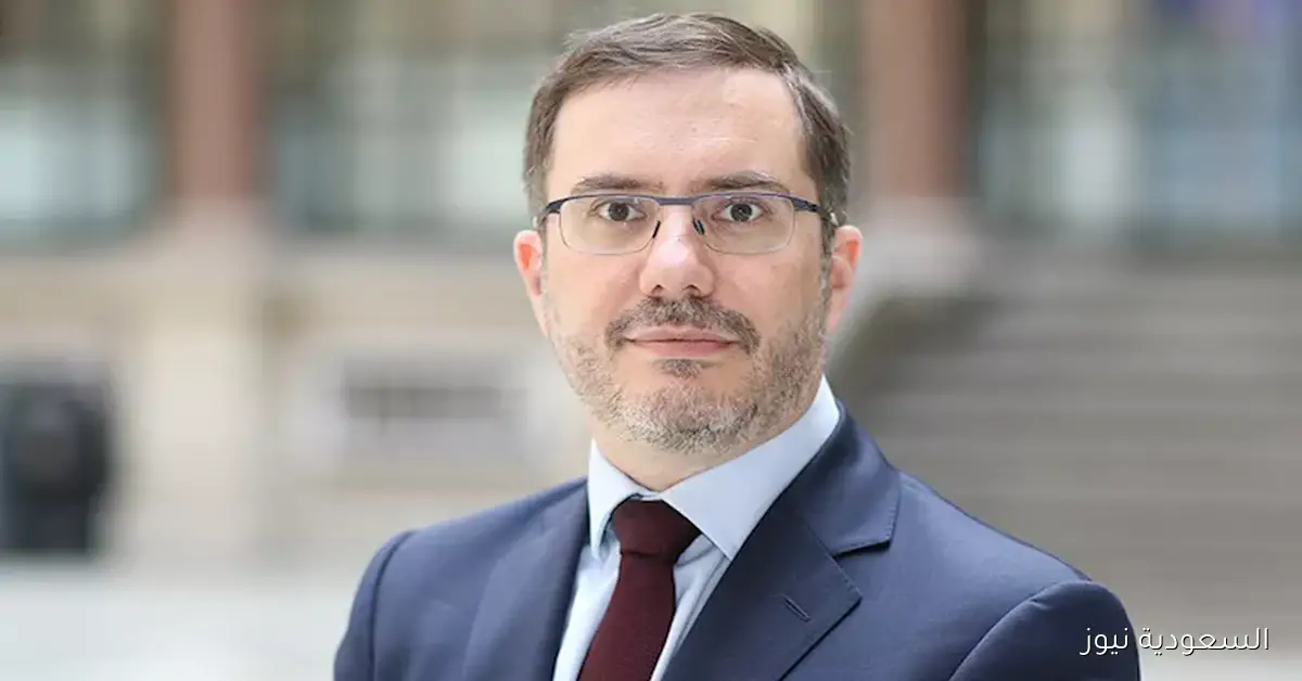 تعرف على ريتشاردسون، السفير البريطاني الجديد في القاهرة، وابنه علي