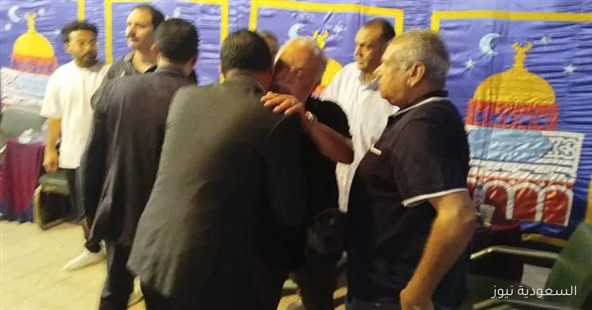 أشرف زكي ومي كساب يشاركان في عزاء والدة حمادة بركات