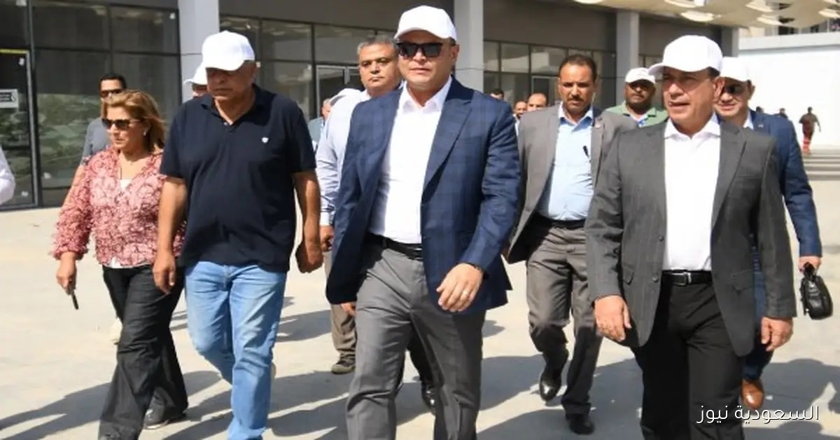 اجتماع وزير الإسكان مع الشركات المنفذة في حدائق تلال الفسطاط وتفقده لمواقع العمل