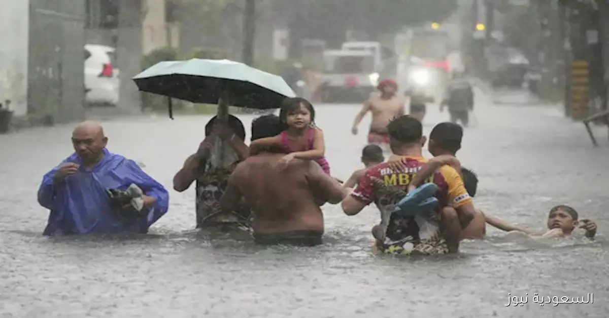 عاصفة بوالوي تضرب وسط فيتنام: انهيارات أرضية وإغلاق مطارات