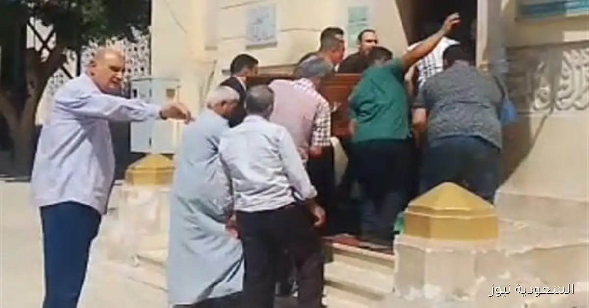 غياب نجوم الفن في جنازة والدة الفنان حمادة بركات