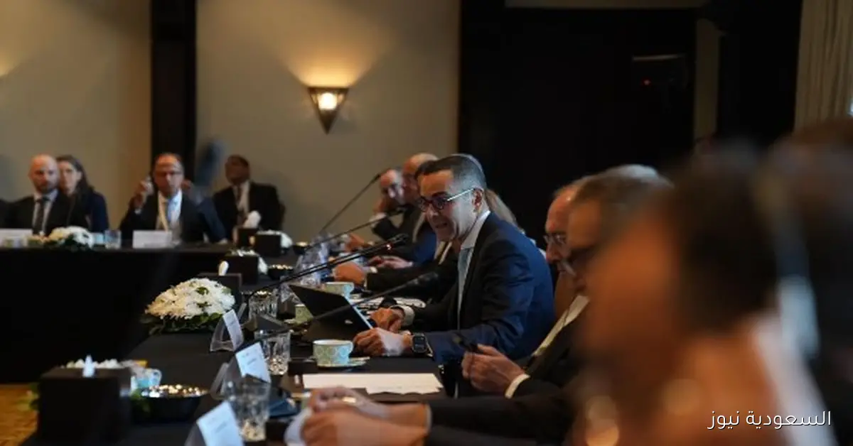 ملك إسبانيا يجتمع مع رجال الأعمال بحضور وزير الاستثمار لتعزيز القطاع الخاص