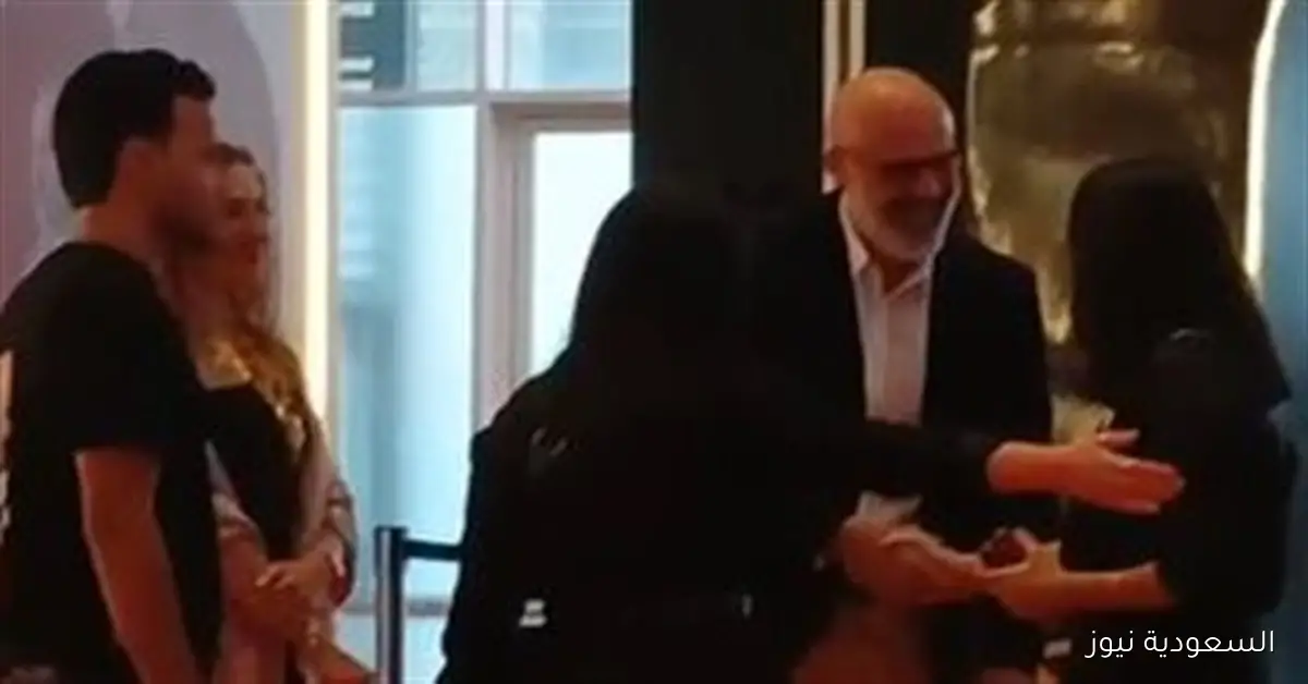 وصول حازم سمير إلى العرض الخاص لمسلسل ولد وبنت وشايب