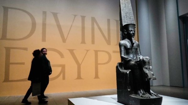 آلهة مصر القديمة تستعيد مجدها في قلب نيويورك حسب أسوشيتد برس