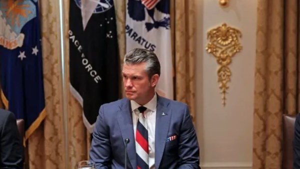 أمك اشترتها له.. رد البنتاجون على سؤال حول ربطة عنق هيجسيث