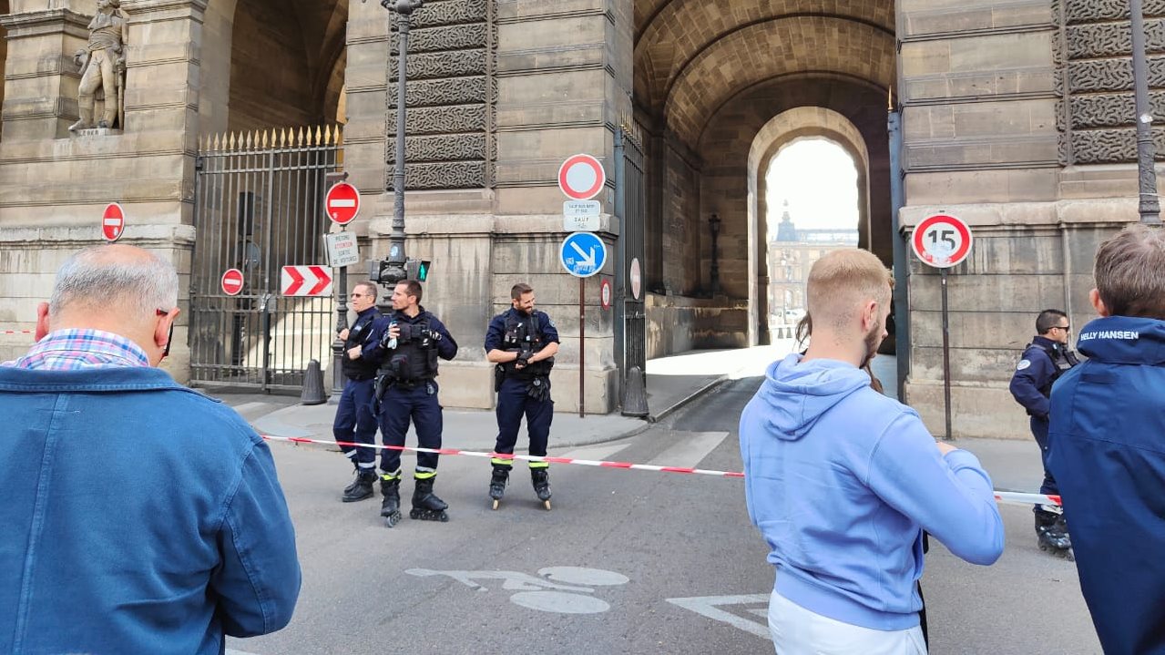 إحباط السائحين في فرنسا بعد إغلاق متحف “اللوفر” بسبب “سرقة القرن”