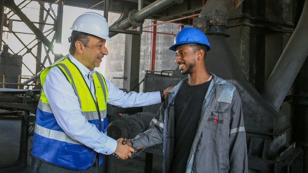 إعادة تشغيل مصنع بلوكات الأنود تعزز الصناعة الوطنية وفقًا لوزير قطاع الأعمال