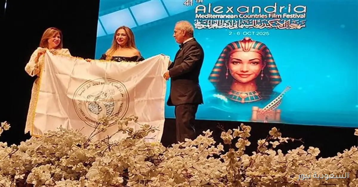 إلهام شاهين تقدم التهاني لليلى علوي بمناسبة إطلاق اسمها في الدورة الـ41 لمهرجان الإسكندرية