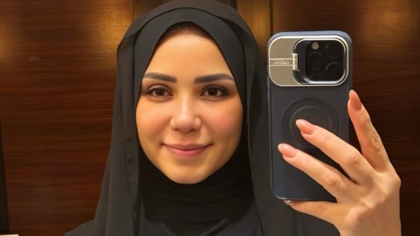 إيناس عز الدين تشارك في أداء مناسك العمرة