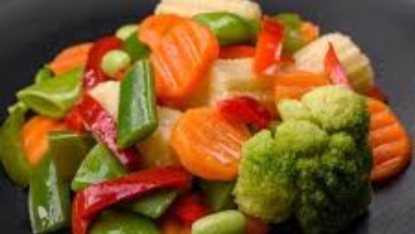 استقرار نسبي لأسعار الخضروات والفاكهة في سوق العبور اليوم