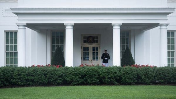 اعتقال رجل بعد اصطدامه بحاجز أمني خارج البيت الأبيض