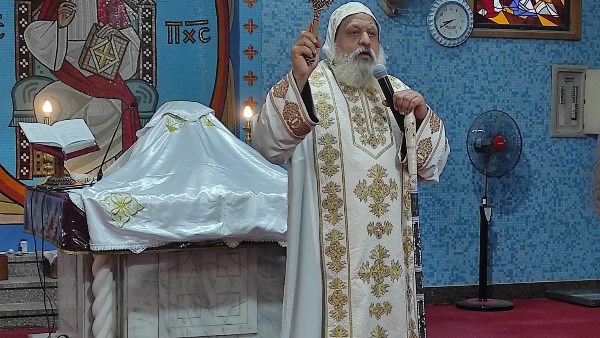 الأنبا ميخائيل يقود القداس الإلهي ويُجري معمودية في دير الأنبا برسوم بالمعصرة