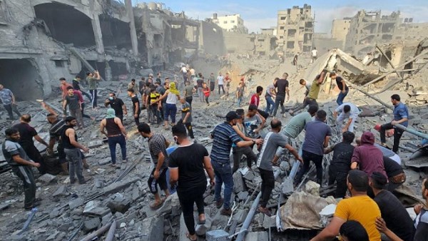 الإغاثة الطبية في غزة تبذل جهوداً كبيرة لتلبية الاحتياجات الأساسية وانتشال جثامين الشهداء