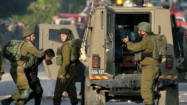 الاحتلال الإسرائيلي يعتقل 24 فلسطينيًا من الضفة الغربية