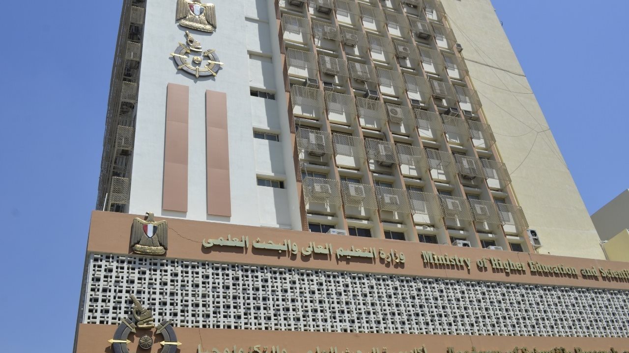 البحث العلمي تكشف عن تفاصيل المشاركة بأوراق علمية في مجلد دولي حول الذكاء الاصطناعي والمجتمع