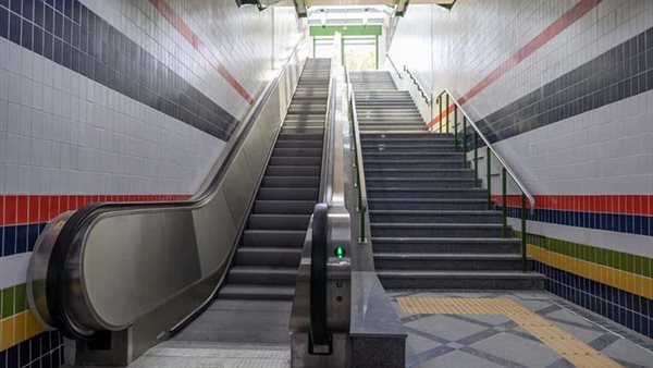 الخط الثالث للمترو يحظر استخدام الكراسي المتحركة على السلالم الكهربائية