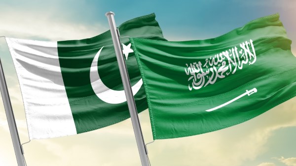 السعودية وباكستان تتناولان التطورات الإقليمية والدولية
