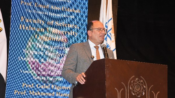 السيد قنديل يدعو علماءنا لتطبيق نتائج أبحاثهم في الواقع