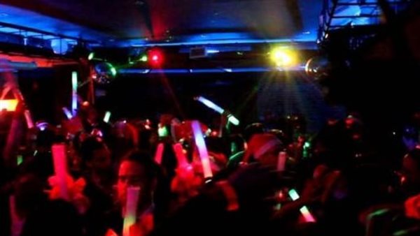 القبض على مالك ملهى ليلي مشهور عند عودته من الخارج