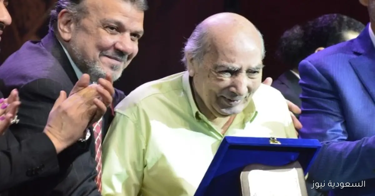 بالعكاز | أحدث إطلالة للفنان عبدالله مشرف خلال تكريمه في مهرجان نقابة المهن التمثيلية