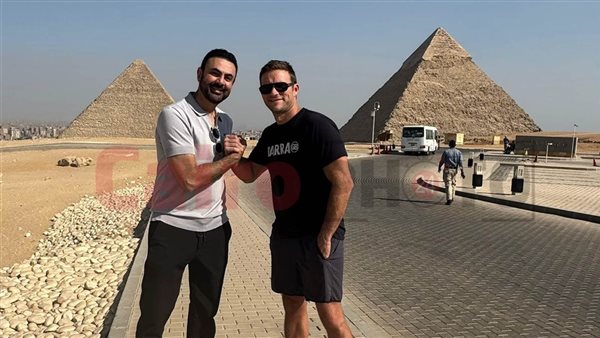 بعد حضوره مهرجان الجونة، محمد كريم يأخذ نجل الفنان العالمي كلينت إيستوود في جولة خاصة بالأهرامات