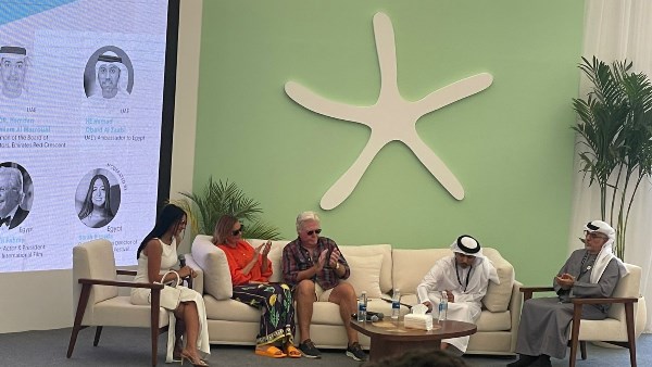 بكاء يسرا وحسين فهمي بعد مشاهدتهما فيديو عن المساعدات الإنسانية