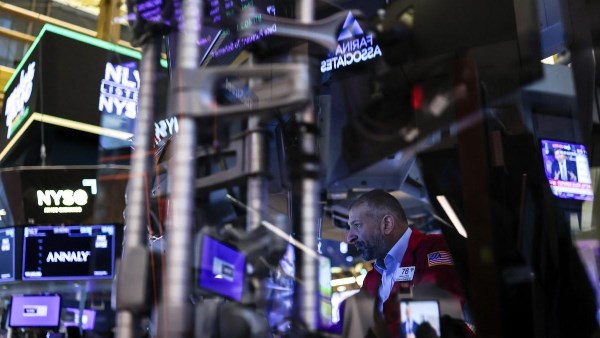 تباين أداء البورصة المصرية مع تراجع المؤشر الرئيسي وصعود الأسهم الصغيرة