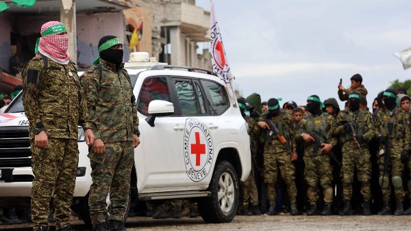 تحركات الصليب الأحمر لاستلام جثة رهينة إسرائيلية من حماس