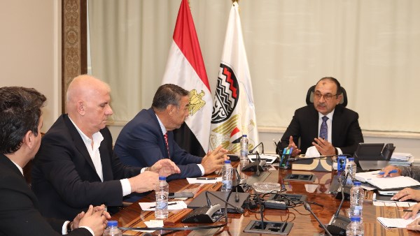 تحويل مصر إلى مركز إقليمي لصناعة الغزل والنسيج وفقاً لوزير قطاع الأعمال العام