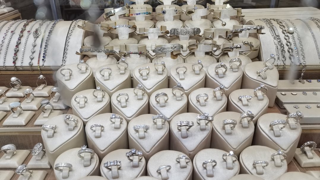 تراجع حاد في أسعار الفضة والمخزونات العالمية تصل إلى أدنى مستوياتها منذ 45 عاماً