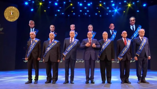 تكريم الرئيس السيسي لعدد من أبطال حرب أكتوبر بالأسماء