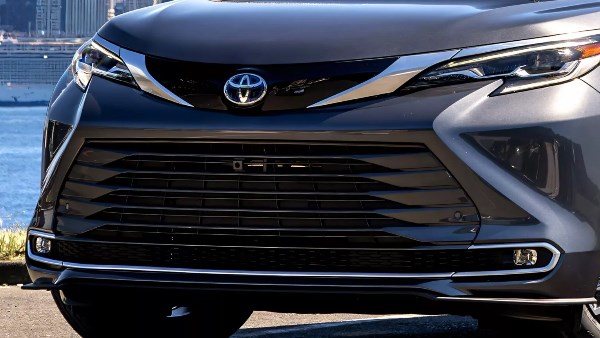 تويوتا تقدم ميني فان هجينة جديدة أكثر فخامة وأعلى سعراً بحلول 2026