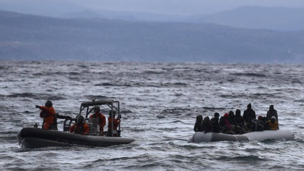 خفر السواحل اليوناني ينقذ 42 مهاجراً قرب جزيرة جافدوس