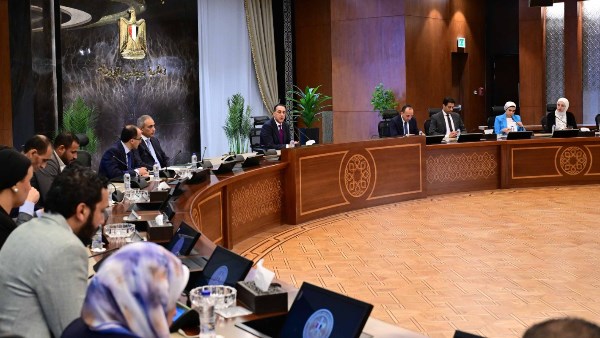 رئيس الوزراء يؤكد: الحكومة بدأت التحضير لرفع أسعار الوقود منذ عام