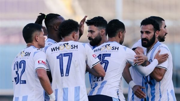 رئيس بيراميدز يشجع اللاعبين قبل مواجهة التأمين الإثيوبي