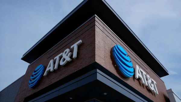 رسوم إضافية لعملاء AT&T بدءًا من ديسمبر 2025 وسط وعود بالتعويض وزيادة التكاليف