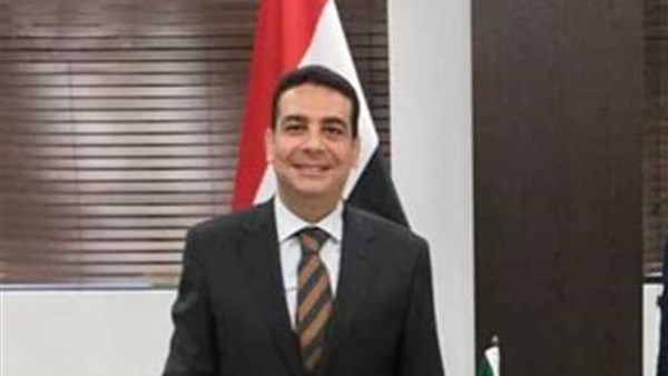 سفير مصر في لاهاي يناقش فرص التعاون مع شركة “شل” في مجالات الطاقة والاستدامة البيئية