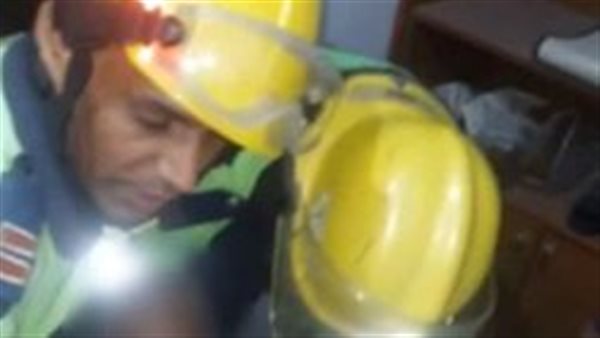 شاب يلجأ لرجال النجدة لدخول منزل عمه المريض وينجح في إنقاذه بعد عدم رد اتصالاته