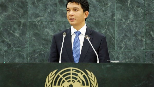 غموض يكتنف مصير رئيس مدغشقر وسط غضب شعبي وتمرد في الجيش