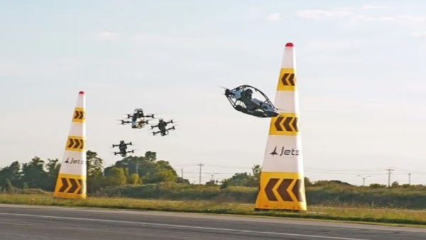 فورمولا السماء تشعل أجواء تكساس بأول سباق للسيارات الطائرة