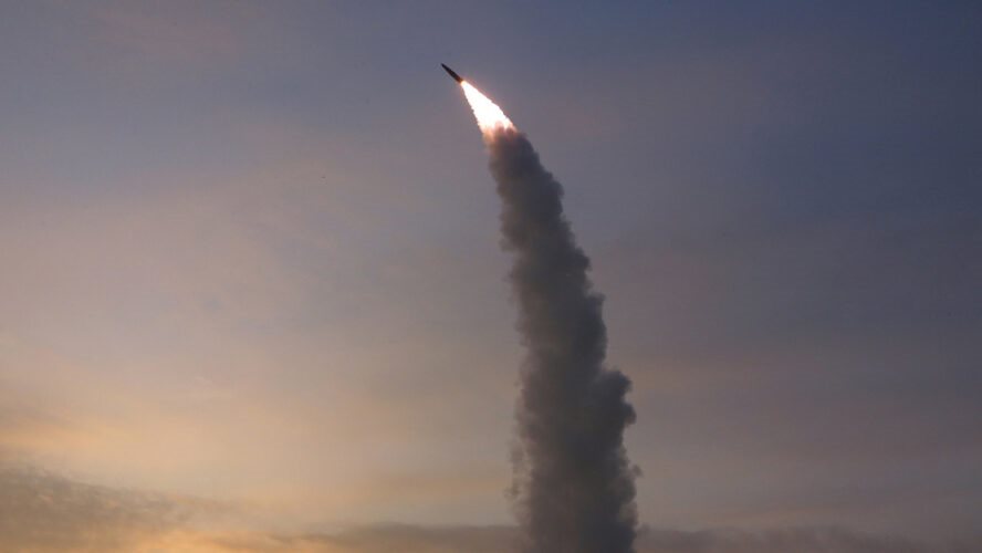 كوريا الشمالية تختبر صاروخًا باليستيًا جديدًا وسط السيول