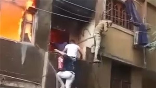 لحظات مثيرة لإنقاذ مسن من حريق في دار السلام