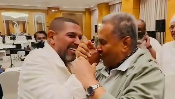 محمد عبده وهاني فرحات يتبادلان تقبيل اليد في نكيد العوازل
