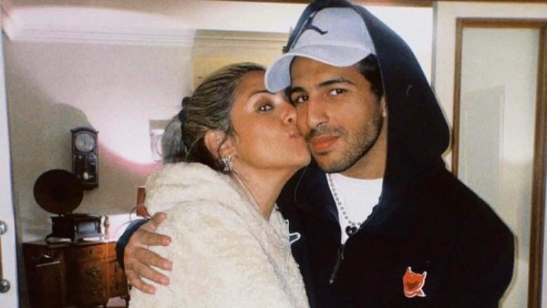 محمود ياسين يناشد الجميع بالدعاء لوالدته بعد إجرائها عملية جراحية