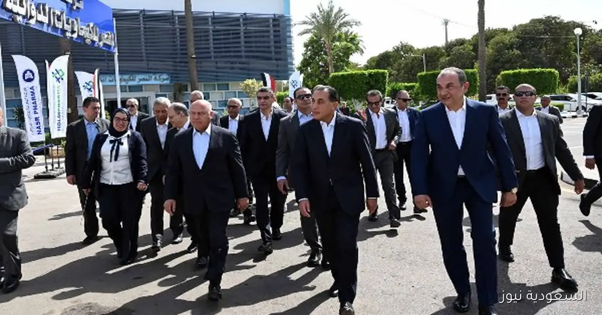 مدبولي يحضر عرضاً لفيلم حول صناعة الدواء ورؤية “القابضة للأدوية”