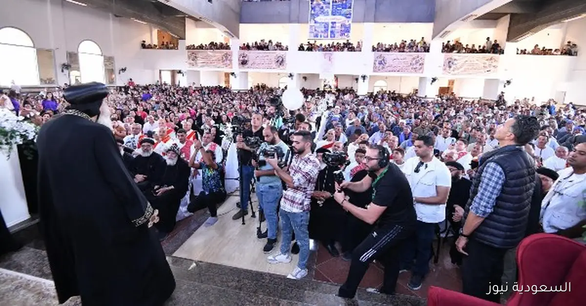 مشهد مميز في دير ريفا حيث يفرش الأهالي سعف النخيل أمام البابا تواضروس