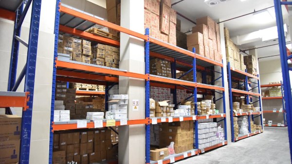 نائب وزير الصحة يقوم بجولة تفقدية في مخازن الأدوية والمستلزمات الطبية بشمال سيناء