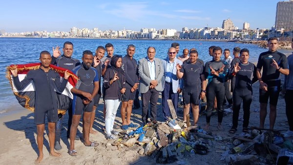 وزارة البيئة تطلق حملة شاملة لتنظيف قاع البحر في الميناء الشرقي بالإسكندرية
