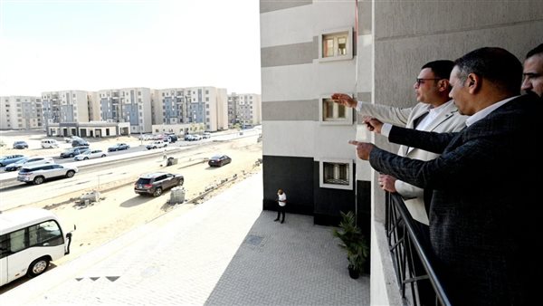 وزير الإسكان يؤكد على أهمية تسليم وحدات سكن لكل المصريين في العبور الجديدة بسرعة للمستحقين
