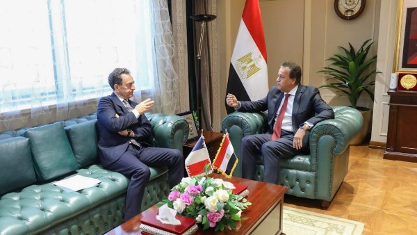 وزير الصحة يلتقي سفير فرنسا في مصر لبحث تنفيذ خطة المساعدات الإنسانية لقطاع غزة
